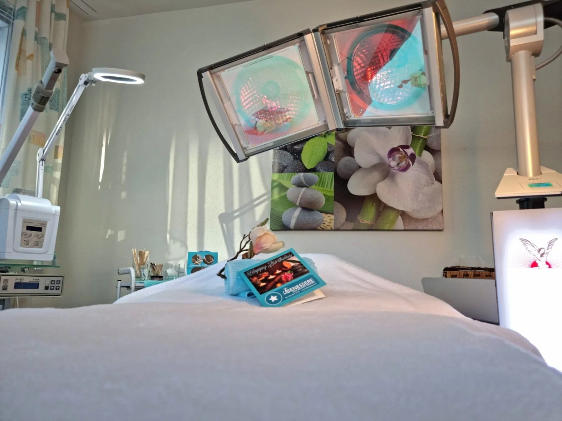 Behandlungsraum mit Beauty-Angel-Lichtgerät im il Benessere