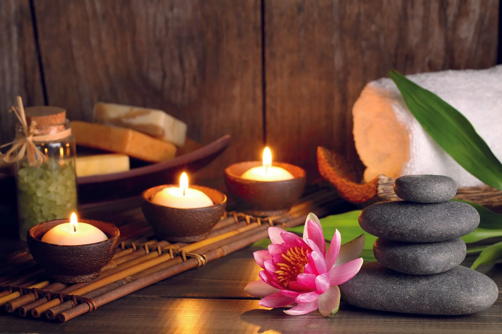 Warme Steine und Kerzen für die Massage